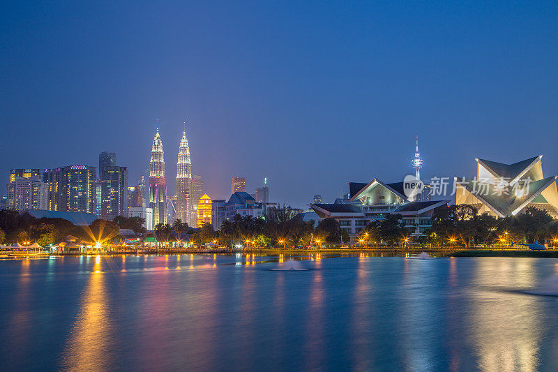 Titiwangsa公园傍晚有Petronas塔和Menara Kuala Lumpur塔